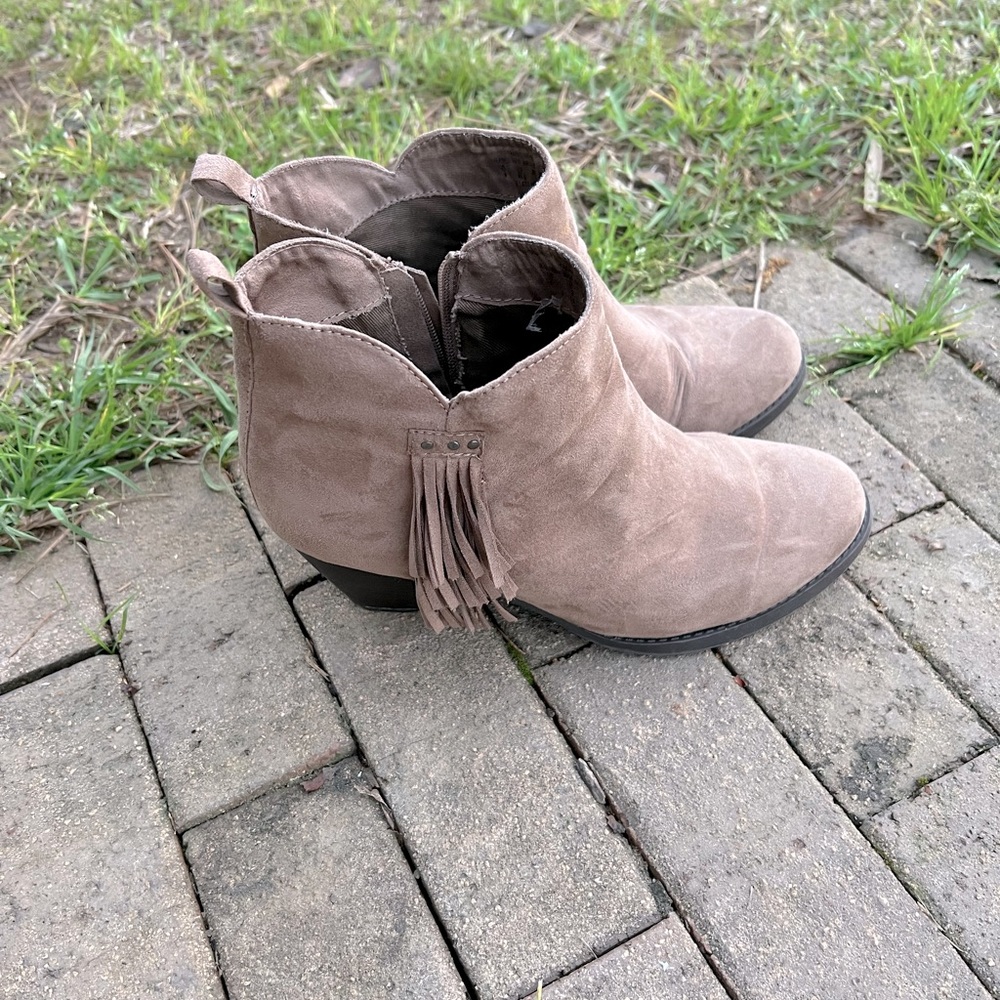 Bongo Women’s faux leather zip bootie. Size 9.
